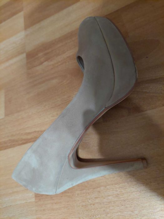 Pantofi bej de catifea, noi