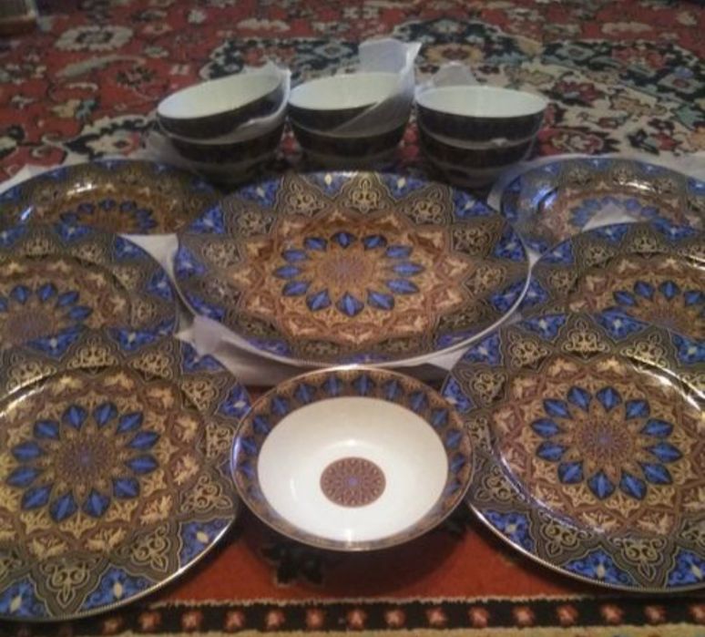 Фарфоровый набор посуды