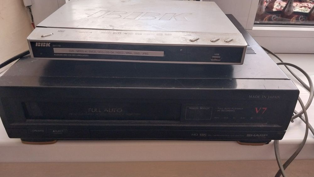 Видеомагнитафон и дивиди дисковий