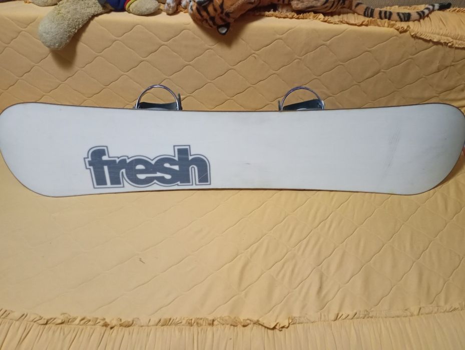 Сноубордная доска и ботинки.