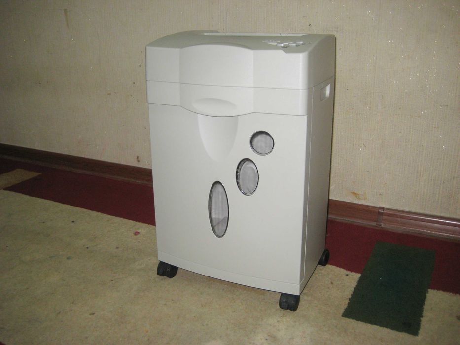 Шредер уничтожитель бумаг 20лт Deli оригинал 100% почти новая !