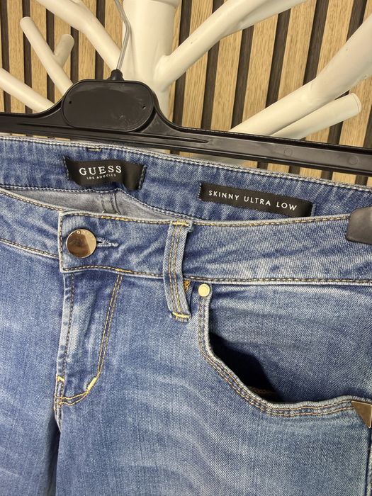 Blugi Guess elastici,ca noi,originali,mărimea 27,pret 150 ron!