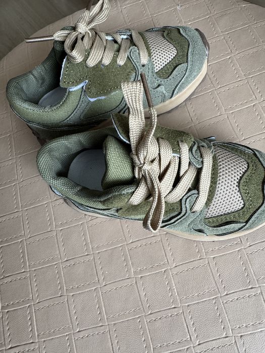 Продается детские кроссовки