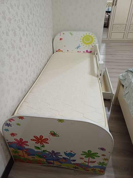 Кровать детская с полочками