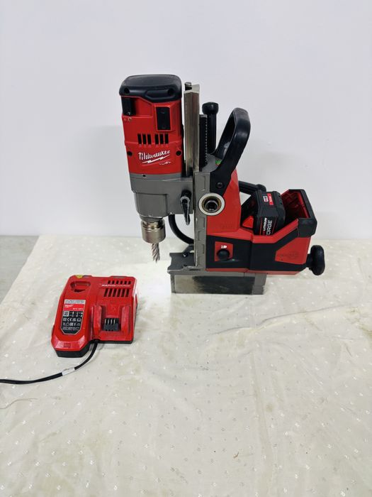 Masina de gaurit cu talpa magnetica Milwaukee M18 FMDP