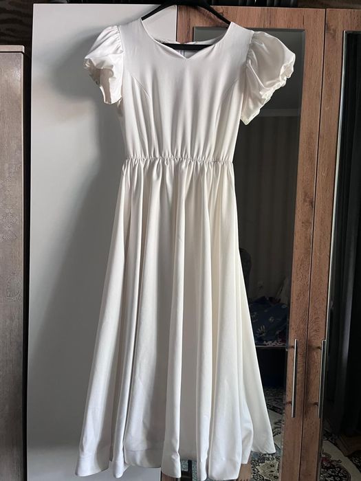 Платье б/у, одевала всего несколько раз