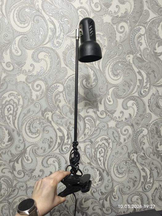 Лампа настольная с прищепкой