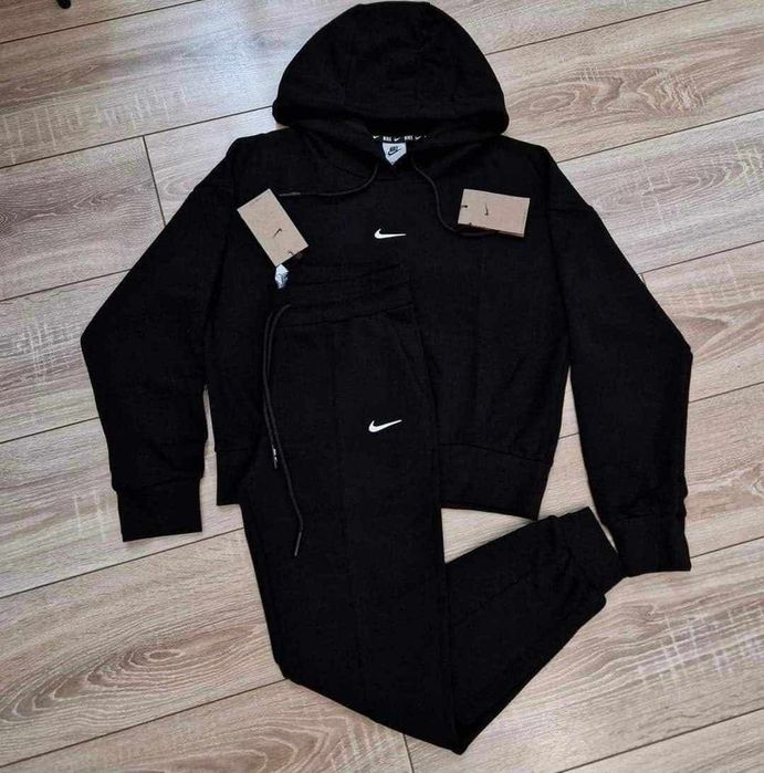 Дамски екипи, клинове, суитшъри Nikе