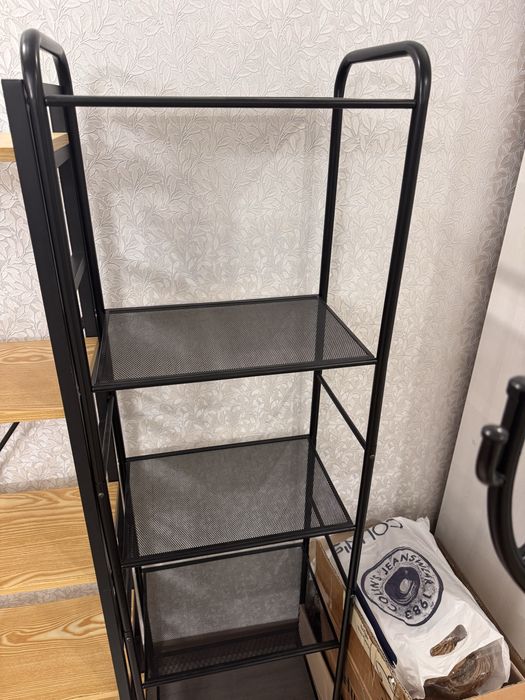 Полки и вешалка