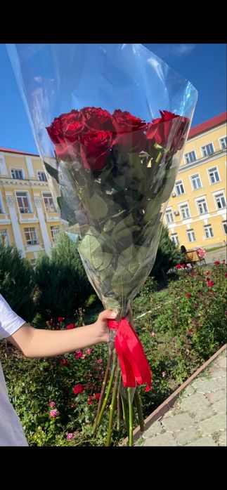 Метровые белые розы — 13 шт. • Маленькие розовые розы — 11 шт.