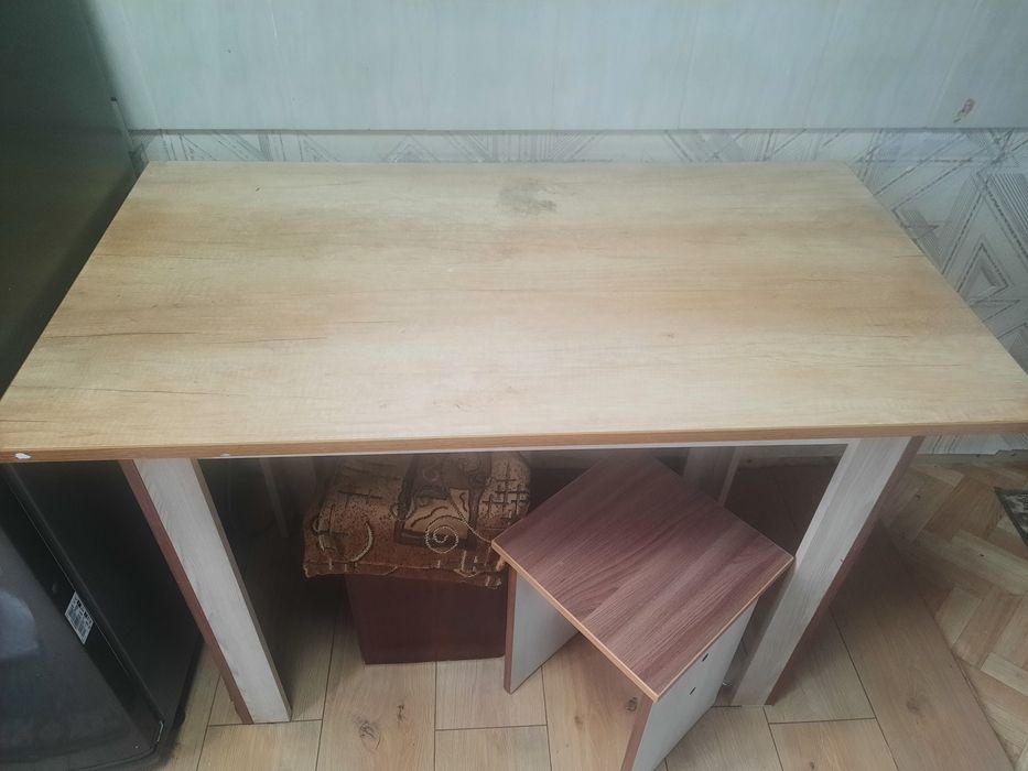 Продам кухонный стол небольшой