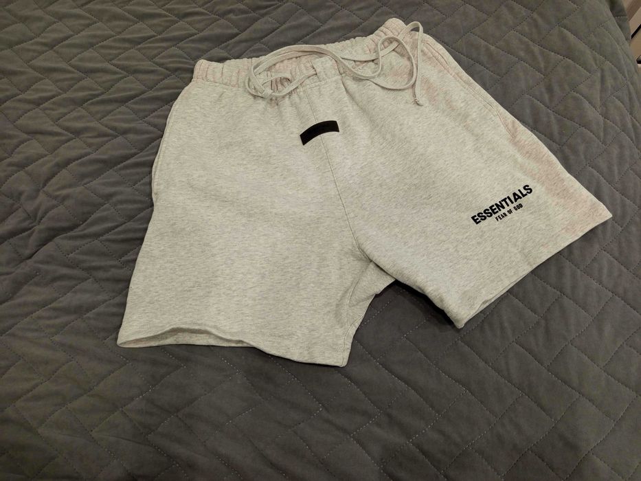 Дрехи: Къса тениска Essentials "Fear of god" M размер и Къси шорти Essentials "Fear of god" M размер.
