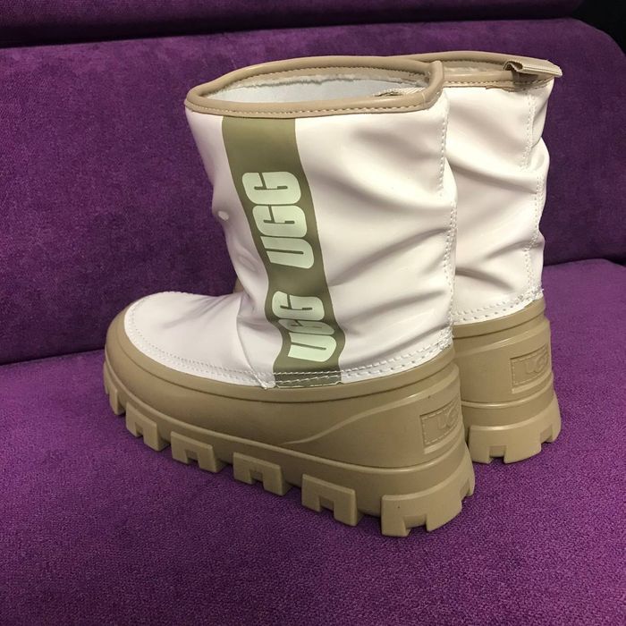 Adidasi și ugg-uri