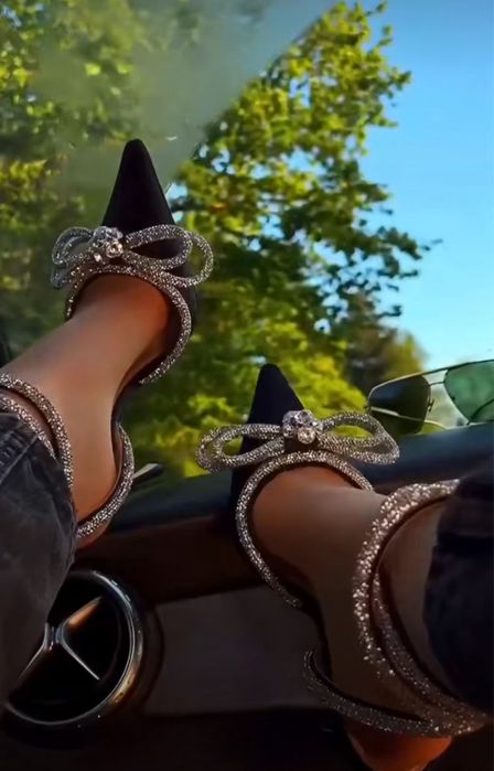 Продам босоножки со стразами