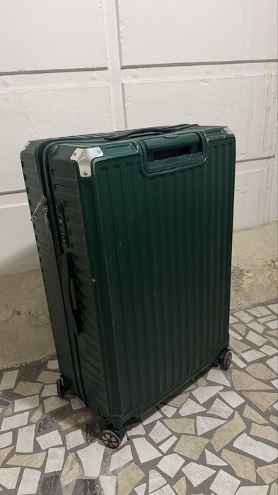 Чемодан пластиковый на молнии