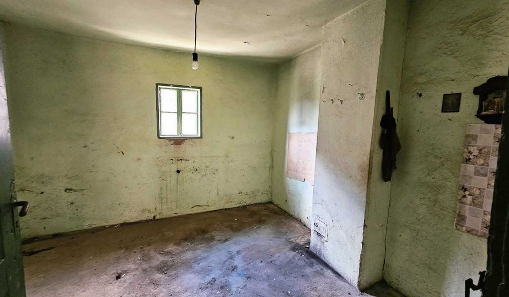 Продава къща в центъра на с. Гълъбник
