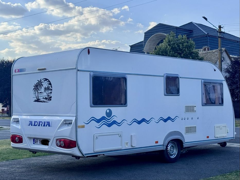 Vând Rulota Adria  Adora 532 UP  Recent inmatriculata  Pat fix matrimonial 4/5 locuri de dormit  2 Spații de dormit Motor mover