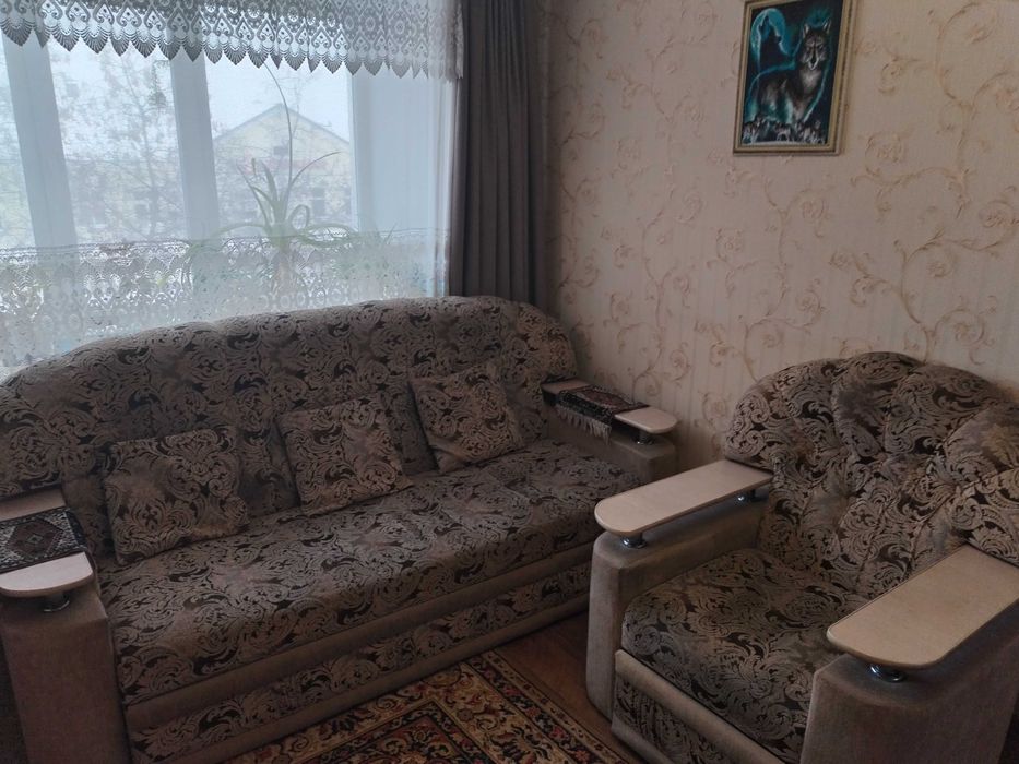 Диван и одно кресло