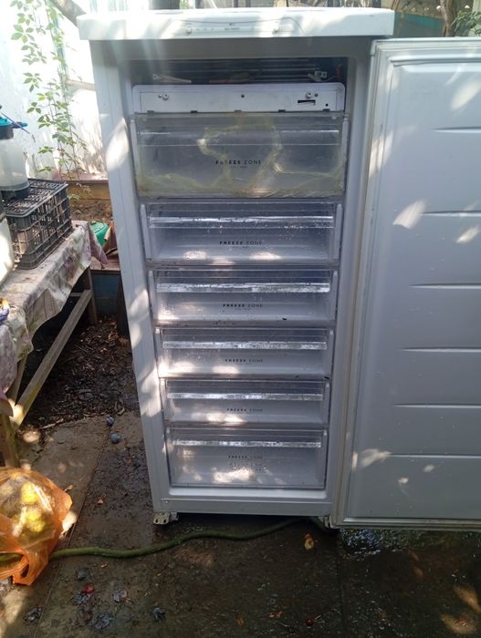 Морозильный шкаф.