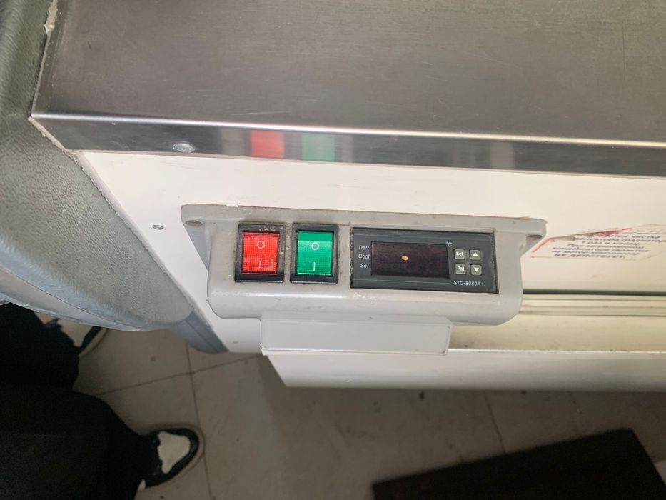 Продам ветринный холодильник