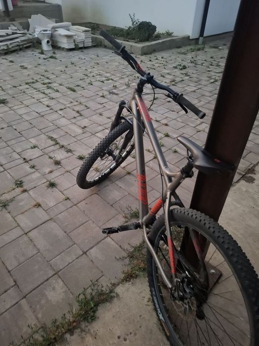 Bicicleta comencal el cammino 27.5 este modificata ca wheelie bike