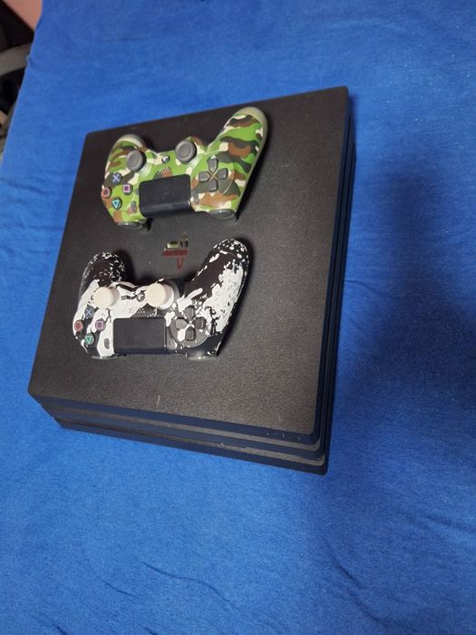 Ps 4 pro cu 2 manete DEFECT pentru piese