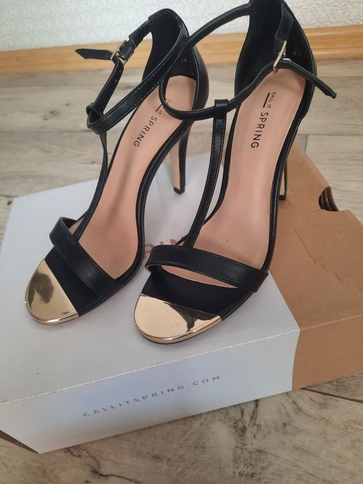 Продам босоножки  новые