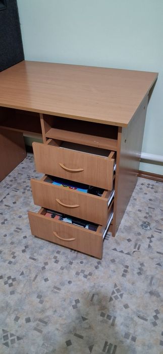 Продам пьсменый стол компьютерный стол