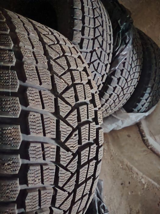 Продам комплект шин на кроссоверр