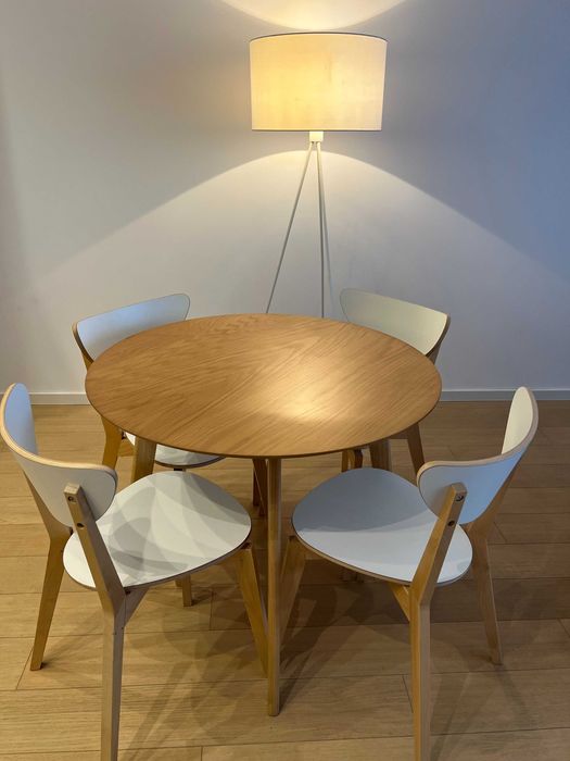 Canapea 2 locuri + masa dining lemn cu 4 scaune