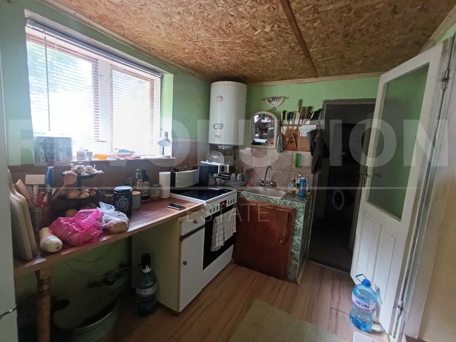 Просторна къща с голям двор и стопански постройки в с. Владимирово!