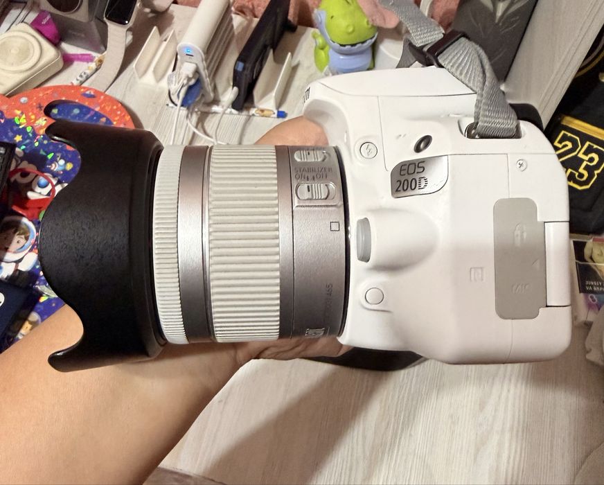 Canon EOS 200D уникального белого цвета