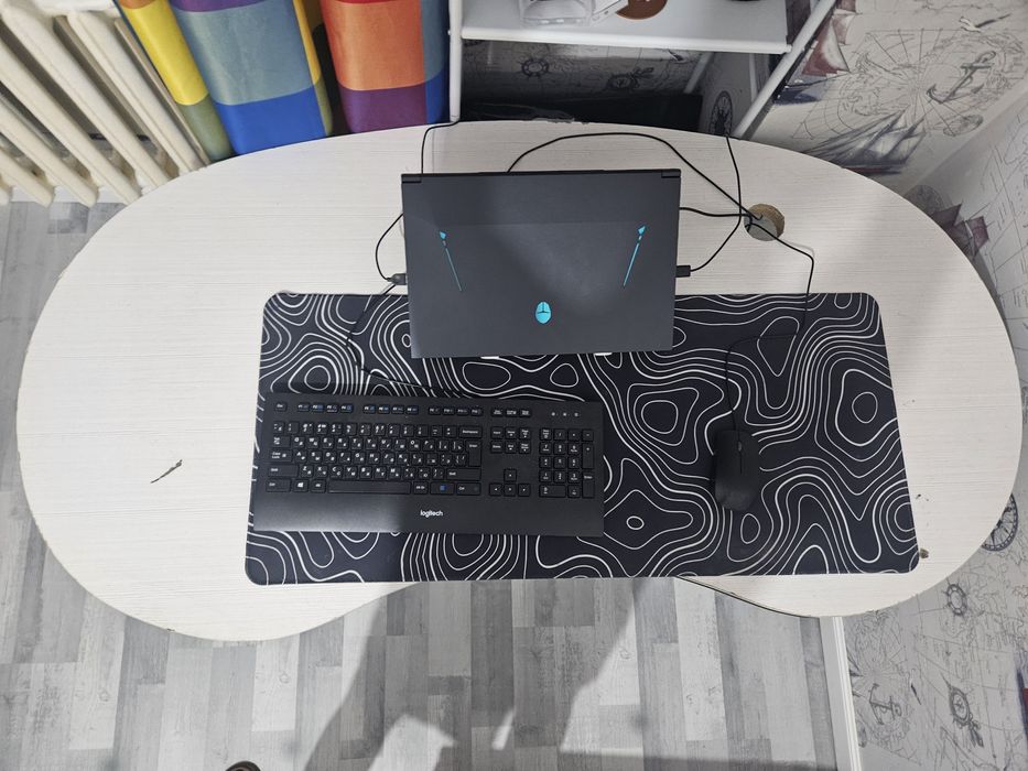 Стол белый с вырезом