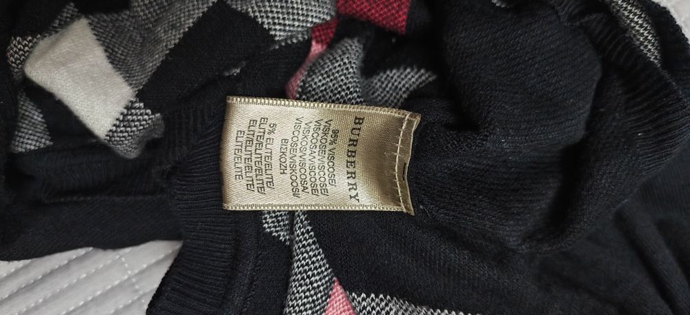 Черный V свитер Burberry Brit, размер XXL.