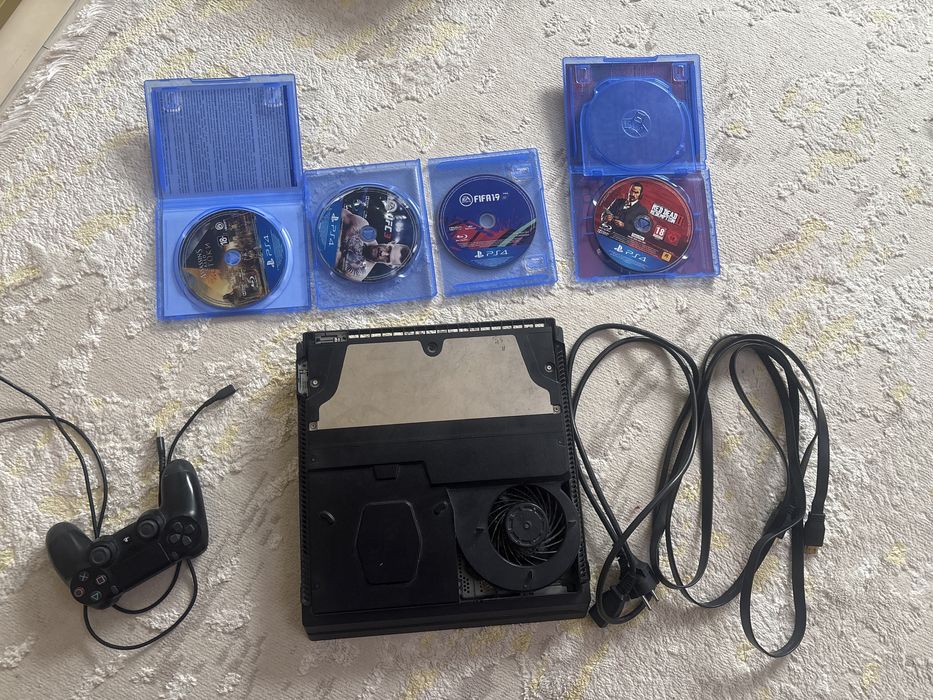 Продам PS4 Pro + 4 игры — рабочая, торг
