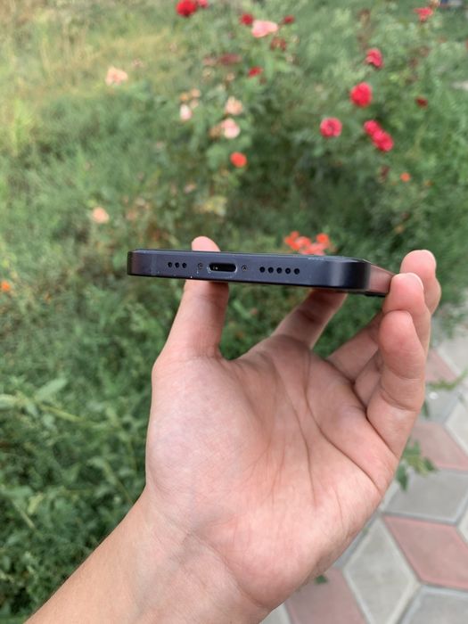 iPhone 12 black.