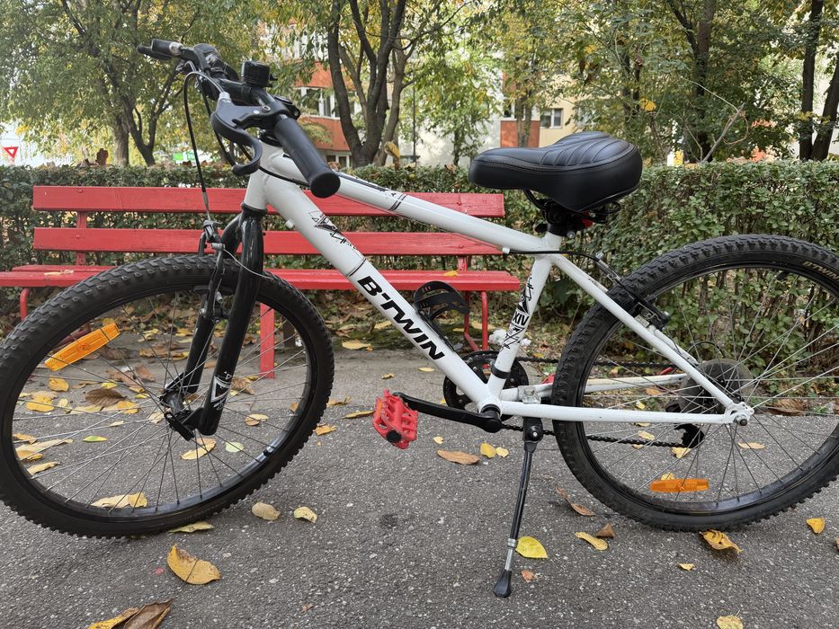 Bicicletă B’TWIN albă – MTB, roți de aproximativ 26