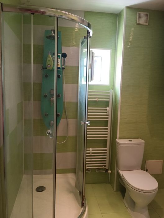 Продава двуетажна сграда жилище и два търговски обекта