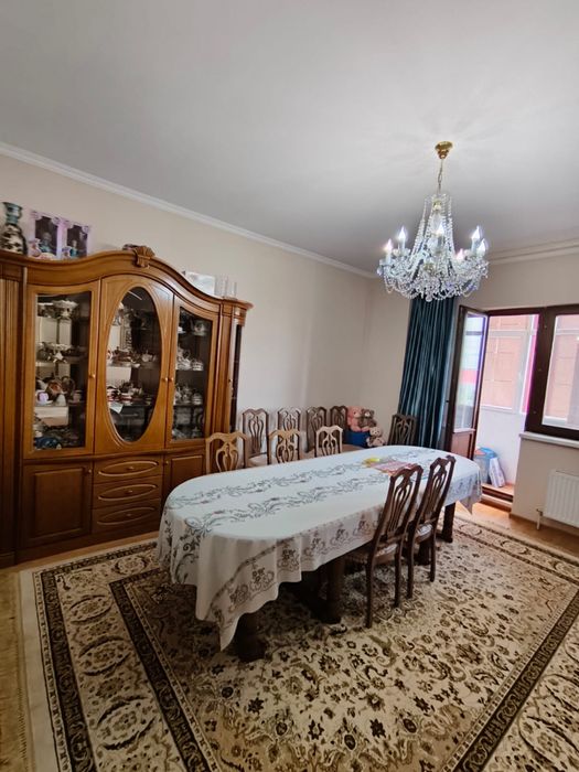 Продается витрина, комод и стулья