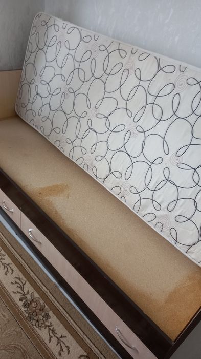 Паставка + біреулік диван сатамын.