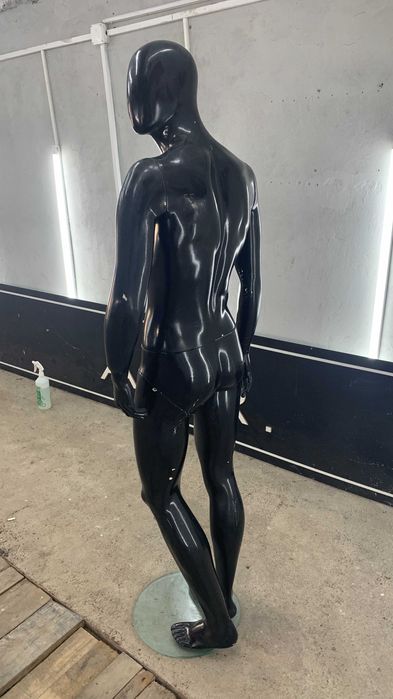 Мъжки манекен с черен гланцов финиш. за дрехи