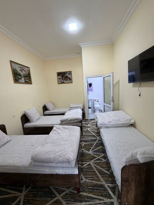 Kunlik Hostel Yangi bozorni yaqinida joylashgan