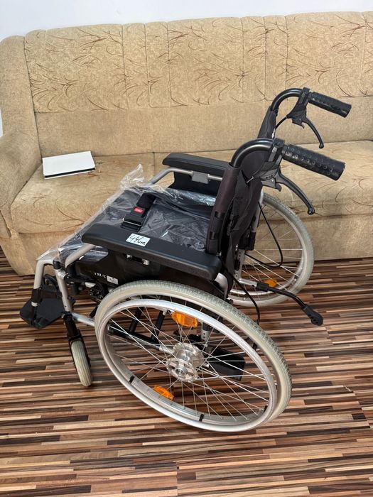 Carut scaum medical rulant batrani dizabilitati (ca nou)