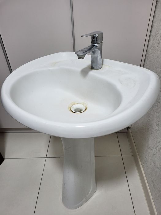 Раковина со смесителем в сборе.