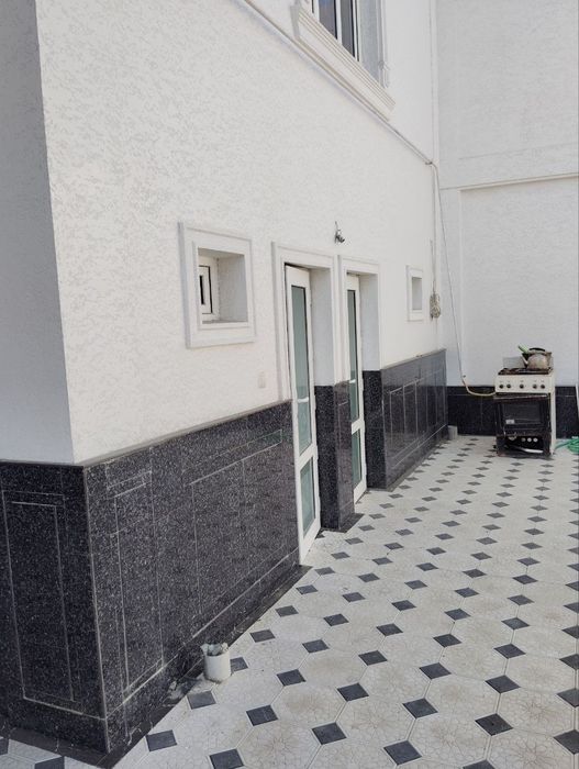 3 каватли 6 сотихли участка сотилади
8 хона 
4 та санузил 
3 уровен 
8