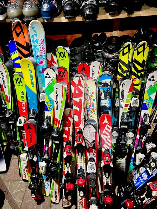 Schiuri copii skiuri adulți