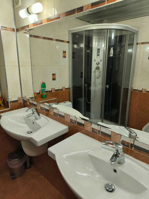 широк център - тристаен