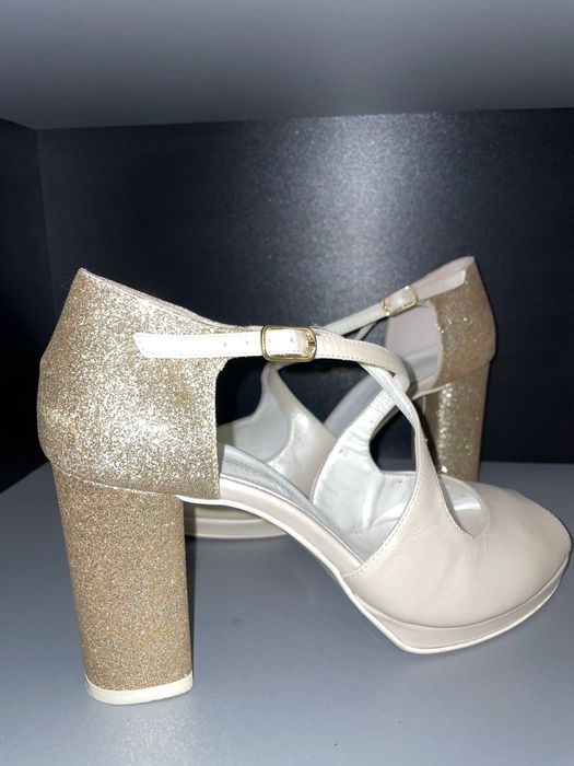 Sandale elegante si comode . 39