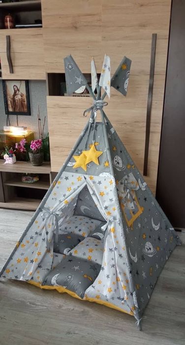 Детска палатка в жълто и сиво на тема космос