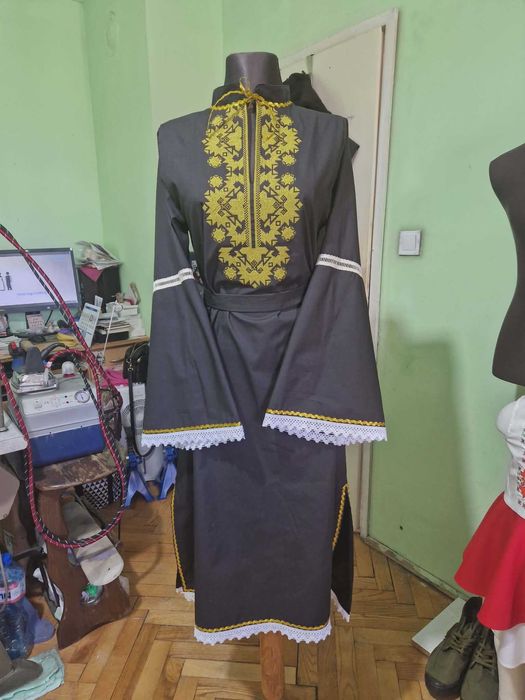 Дамска риза с машинна бродерия на ниска цена